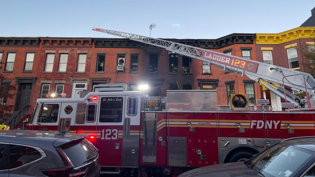 Tres miembros de una familia fallecieron tras incendio en edificio de Brooklyn