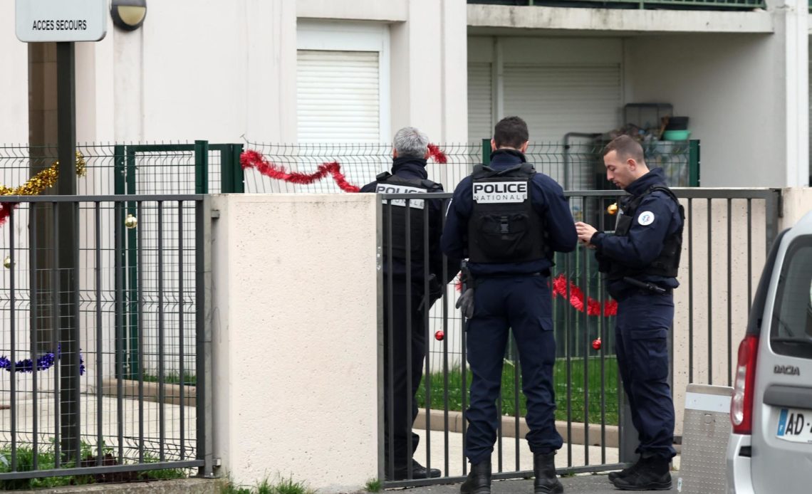 Detienen hombre por el asesinato de su esposa y sus cuatro hijos en Francia