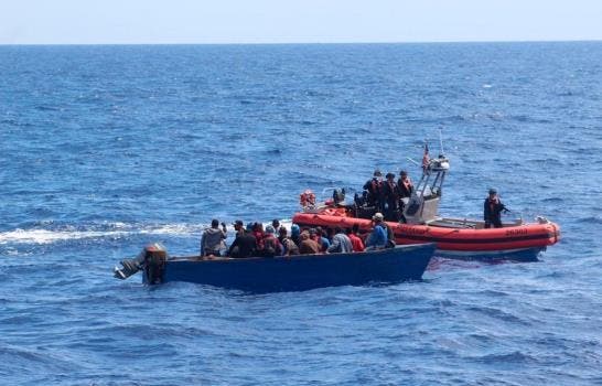 Repatrian a 62 migrantes dominicanos tras interceptar tres barcos en aguas de Puerto Rico