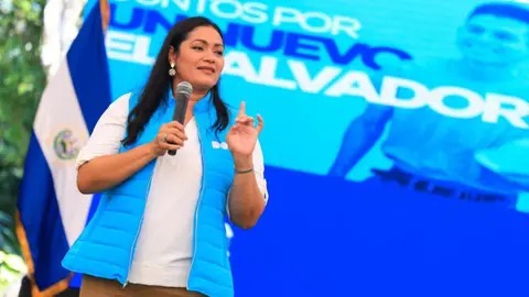 Secretaria de Bukele será la primera mujer en ocupar la Presidencia en El Salvador