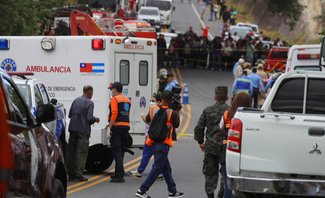 Al menos 11 muertos y una veintena de heridos al caer autobús por un puente en Honduras