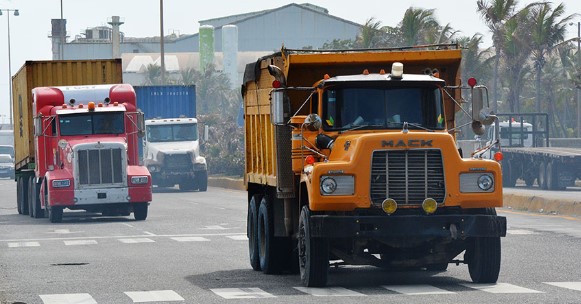 Intrant suspende circulación de vehículos pesados en Pedernales hasta el 5 de enero
