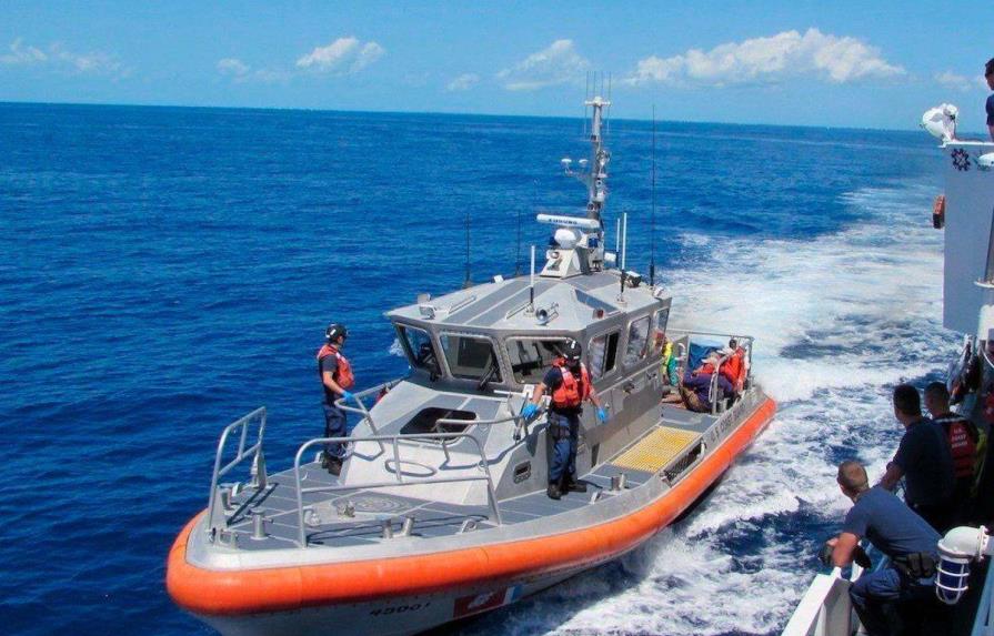 Autoridades buscan seis desaparecidos tras zozobrar una embarcación