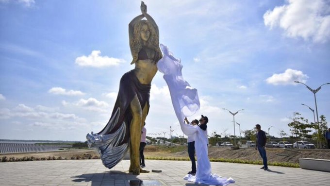 Inauguran escultura de Shakira en su Barranquilla natal