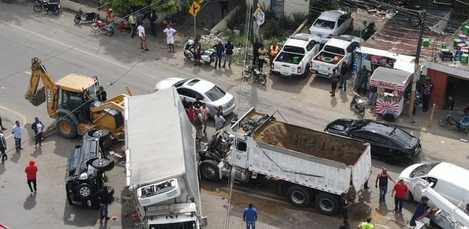 Accidente en autopista Joaquín Balaguer deja 10 personas heridas