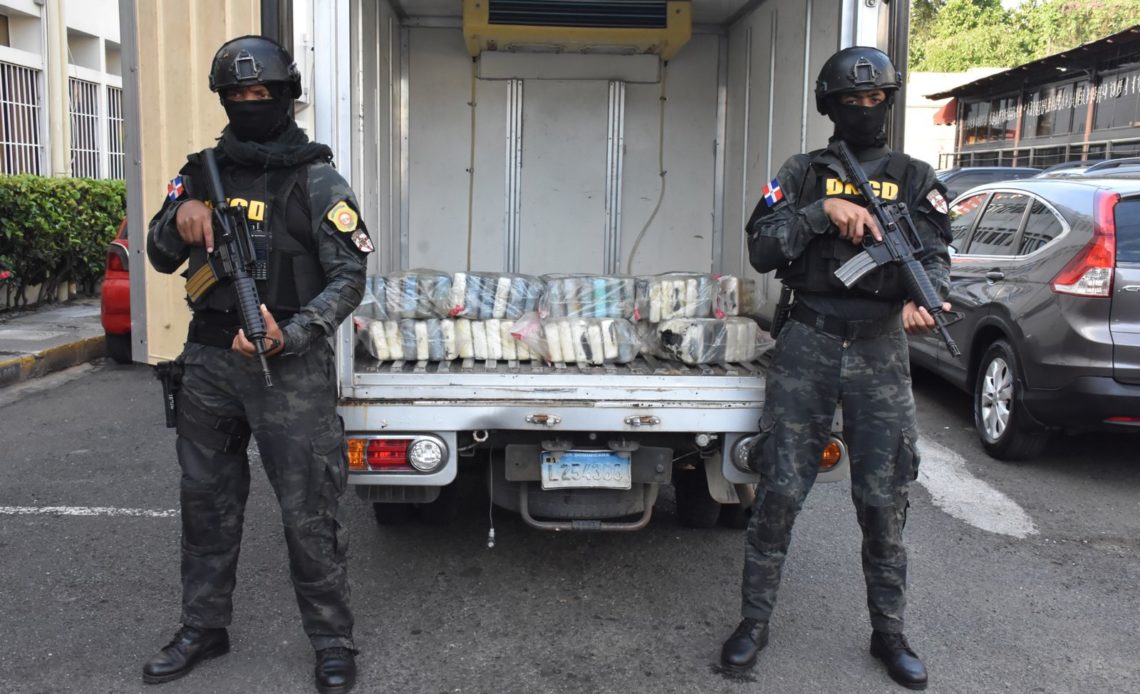 Autoridades incautan 114 paquetes de presunta cocaína escondidas en contenedor