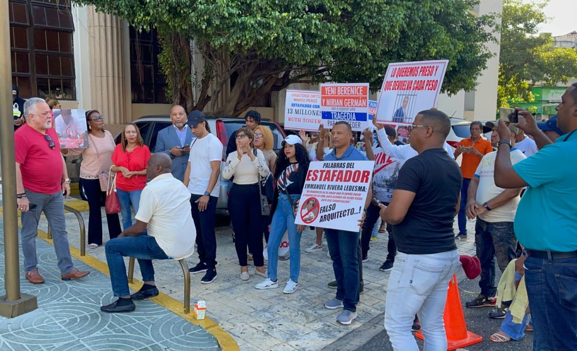 Ciudadanos se manifiestan en el Palacio de Justicia previo a conocimiento de coerción contra Emmanuel Rivera