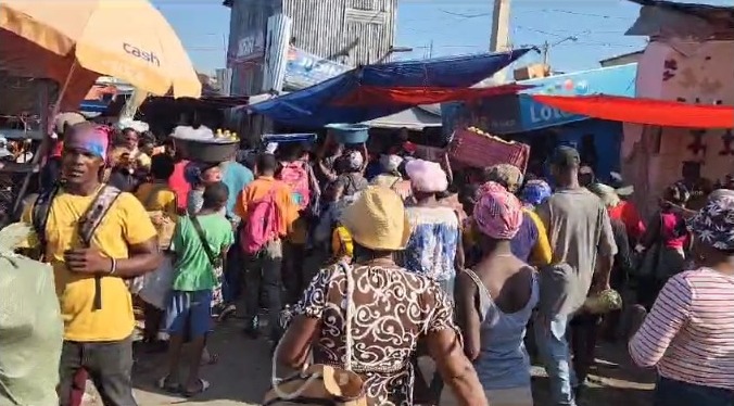 Masivo flujo de haitianos en mercado binacional pese a incremento de violencia en Haití