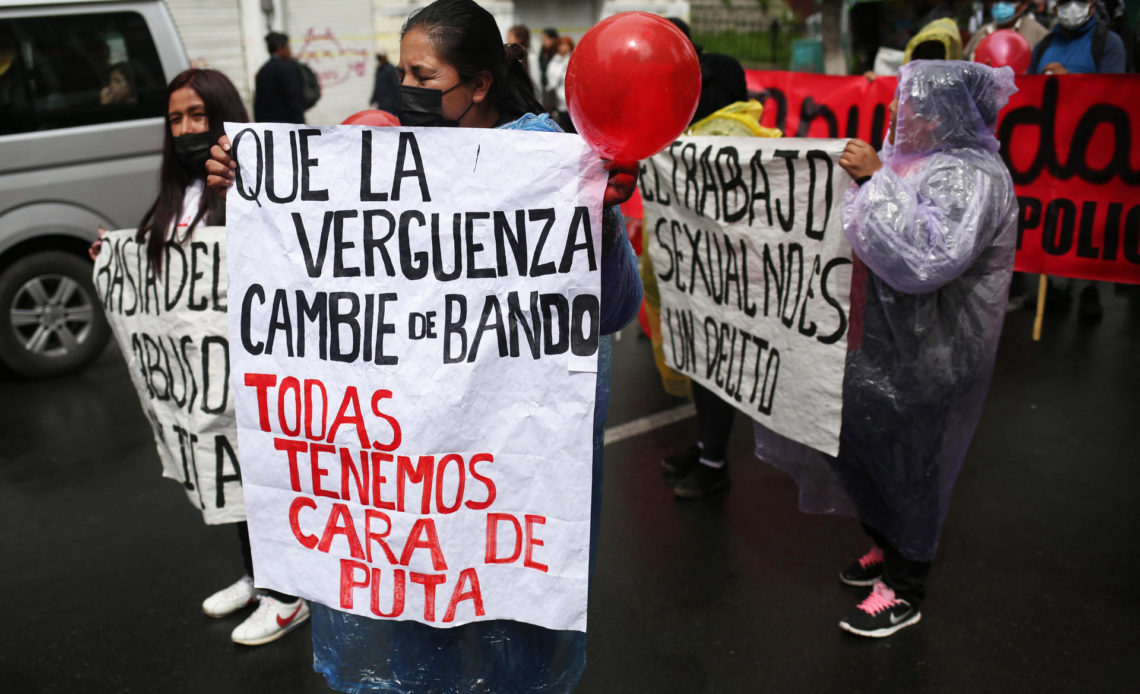 Grupo de trabajadoras sexuales marchan en contra de la extorsión policial en Bolivia