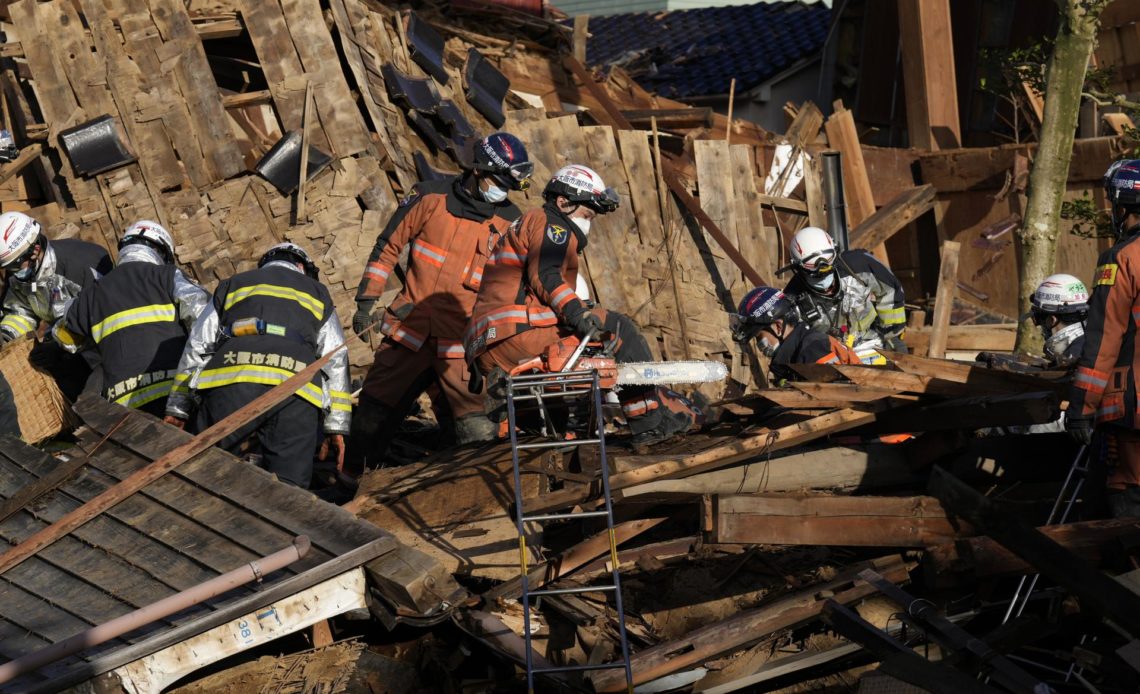 Muertos en terremoto de Japón ya suman 94 y 242 desaparecidos