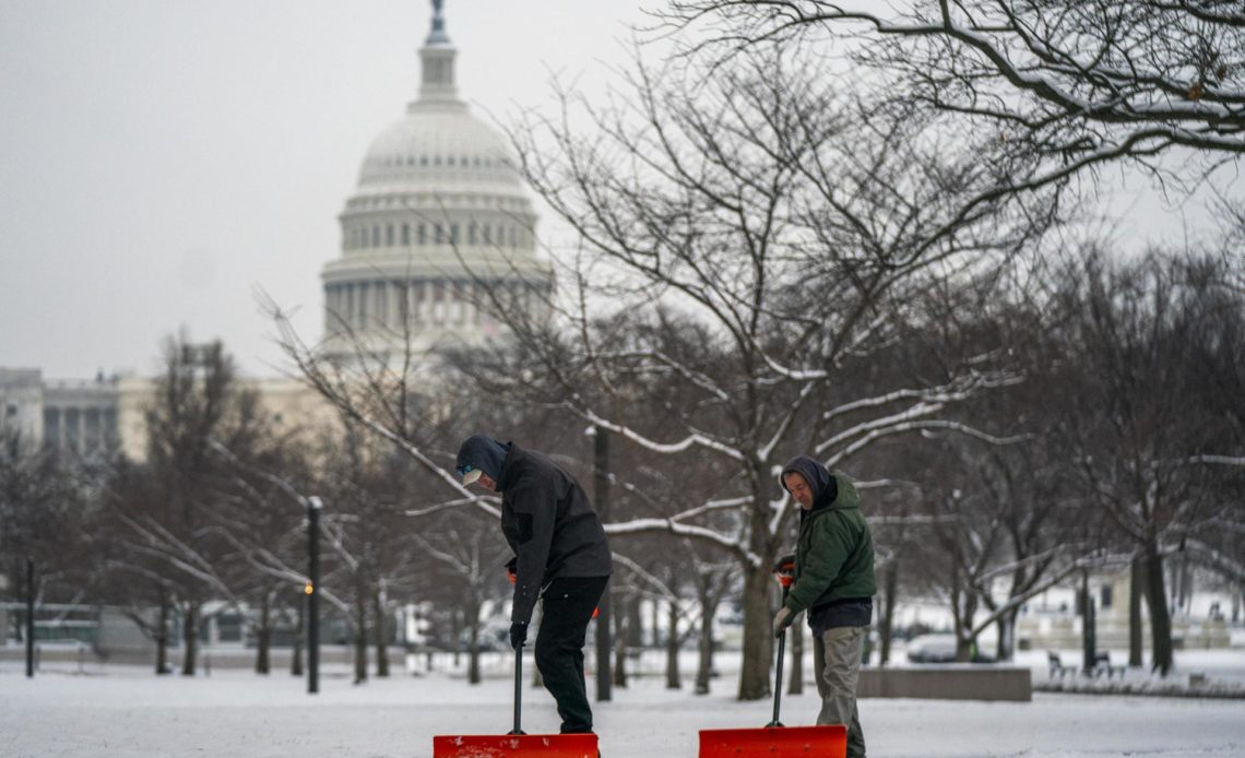 Centenares de vuelos cancelados por nieve y gélidas temperaturas que persisten en EE.UU
