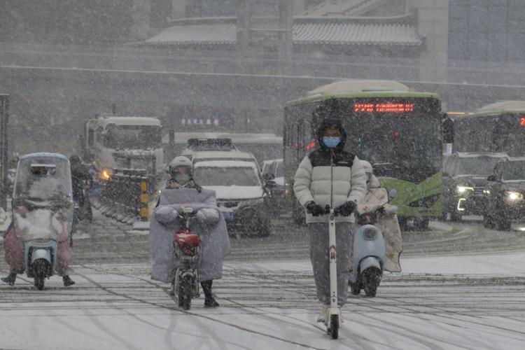 Intensa nevada para el tráfico, cancela clases y deja un muerto en China