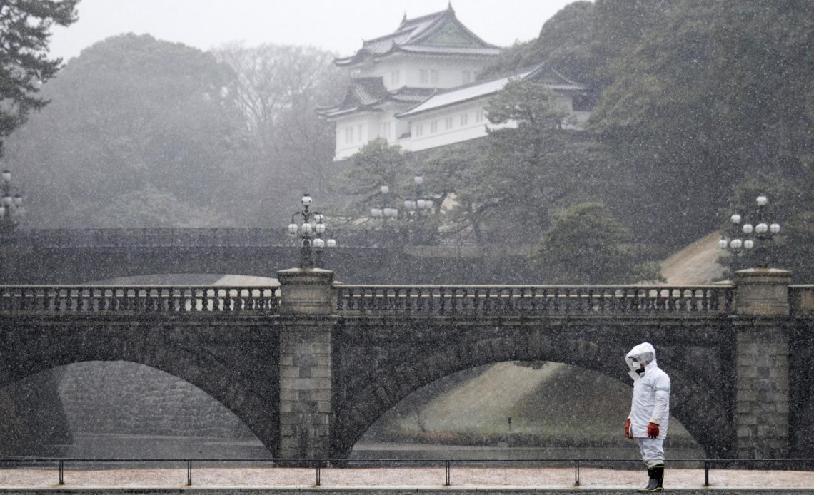 Vuelos cancelados y autopistas cerradas tras fuertes nevadas en Tokio