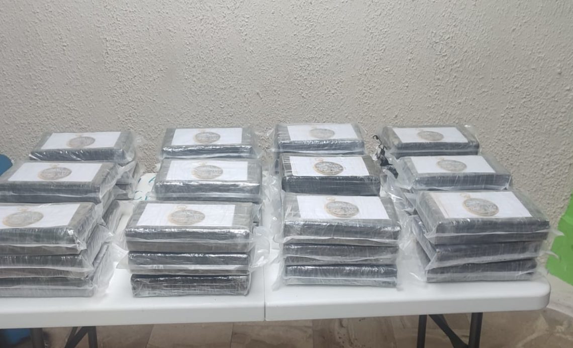 Detienen extranjero y decomisan 36 paquetes de presunta cocaína
