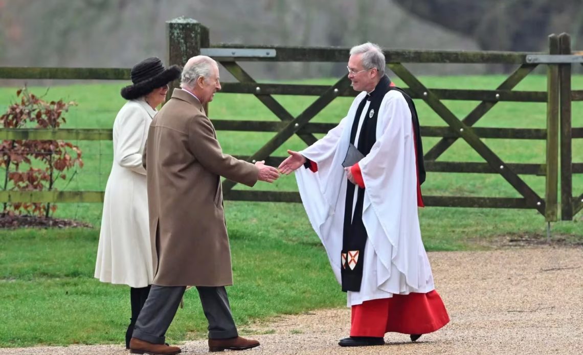 Tras revelar diagnóstico de cáncer Rey Carlos III del Reino Unido asiste a la iglesia por primera vez 