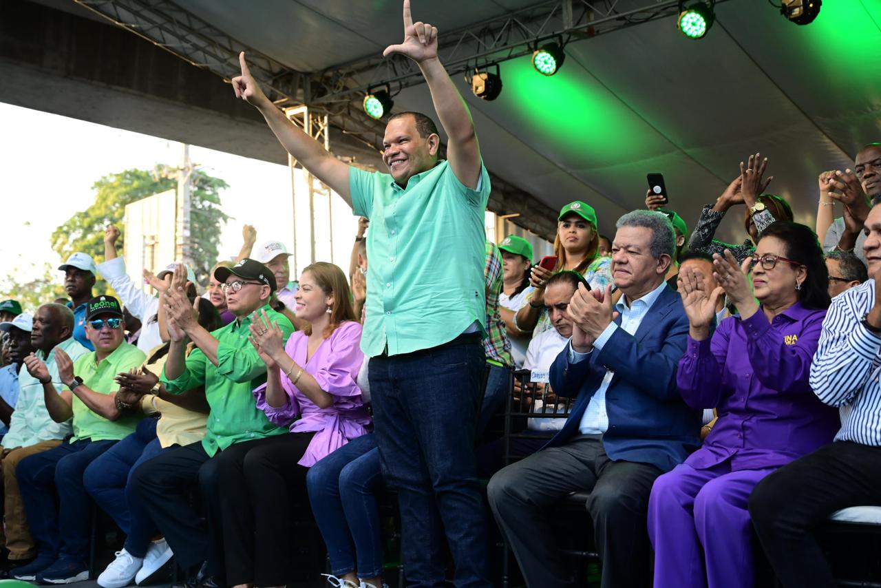 Carlos Guzmán renuncia de Fuerza del Pueblo