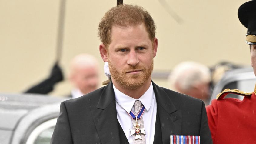 Príncipe Harry llega a Londres tras diagnóstico de cáncer del rey Carlos III