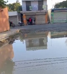 Residentes en San Felipe de Villa Mella denuncian tubería rota que retrasa construcción de calle