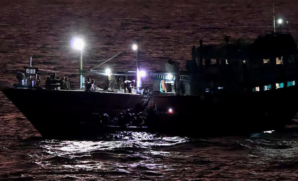 India rescata otro navío con 19 tripulantes a bordo secuestrado en la costa de Somalia