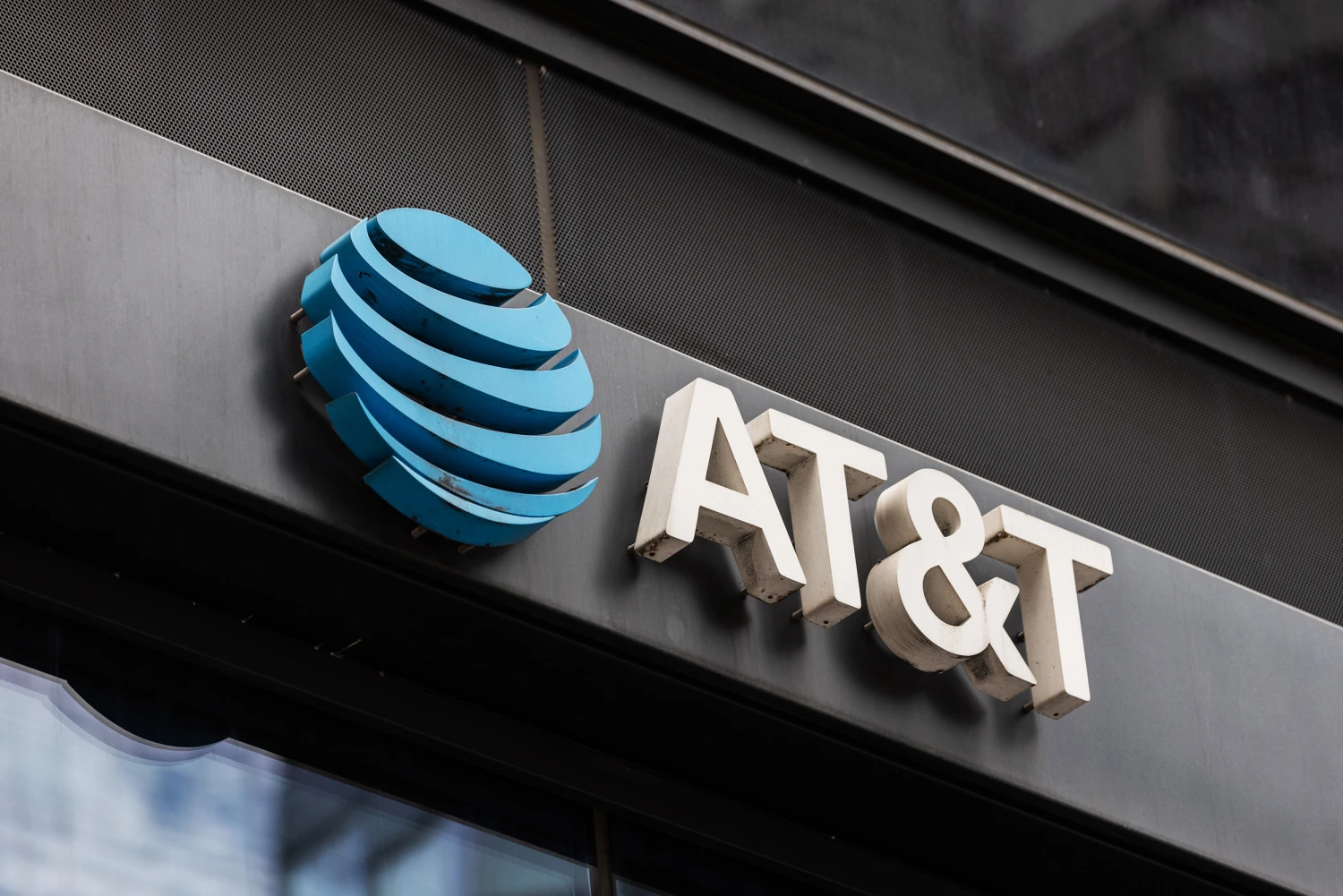 AT&T investiga publicación de datos de millones de clientes en internet profunda