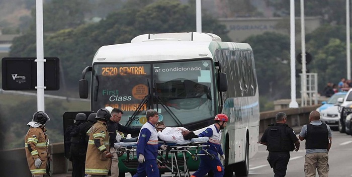 Asaltante armado toma al menos 15 rehenes en un autobús en Río de Janeiro