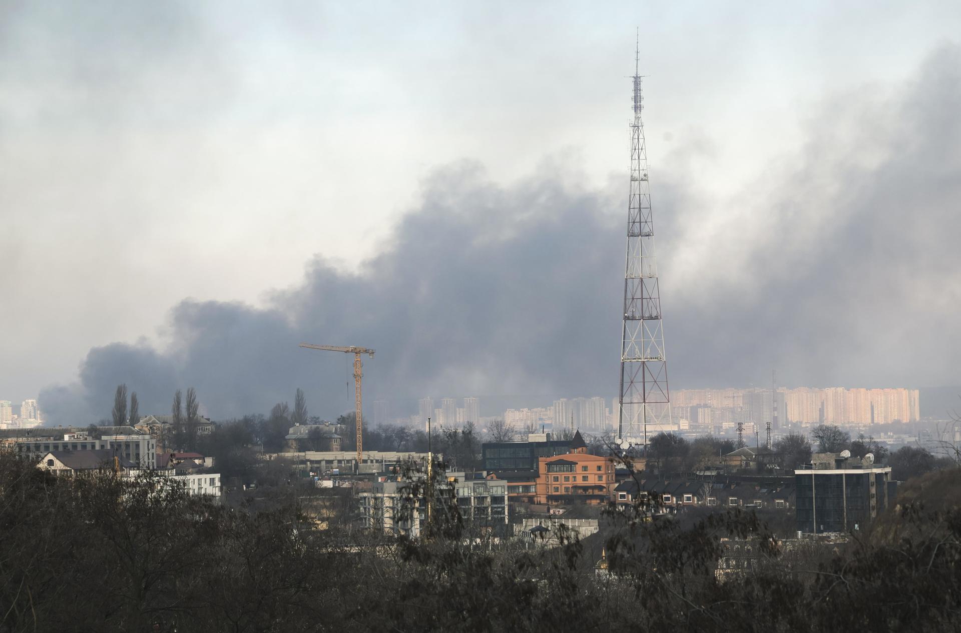 Al menos diez heridos y un edificio no residencial dañado en ataque ruso contra Kiev