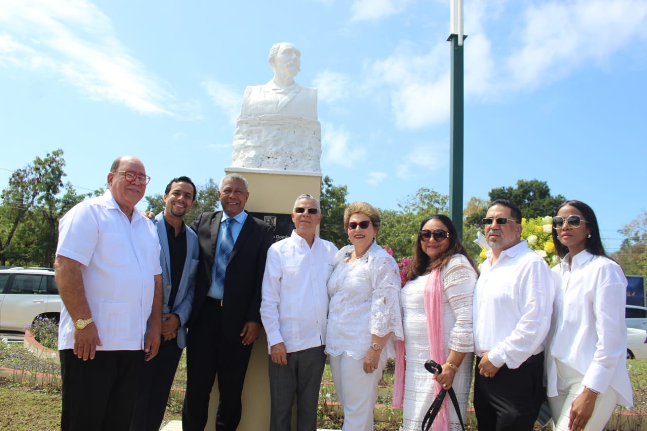 Ayuntamiento de Santo Domingo Este develiza bustos en honor a José Martí y Máximo Gómez