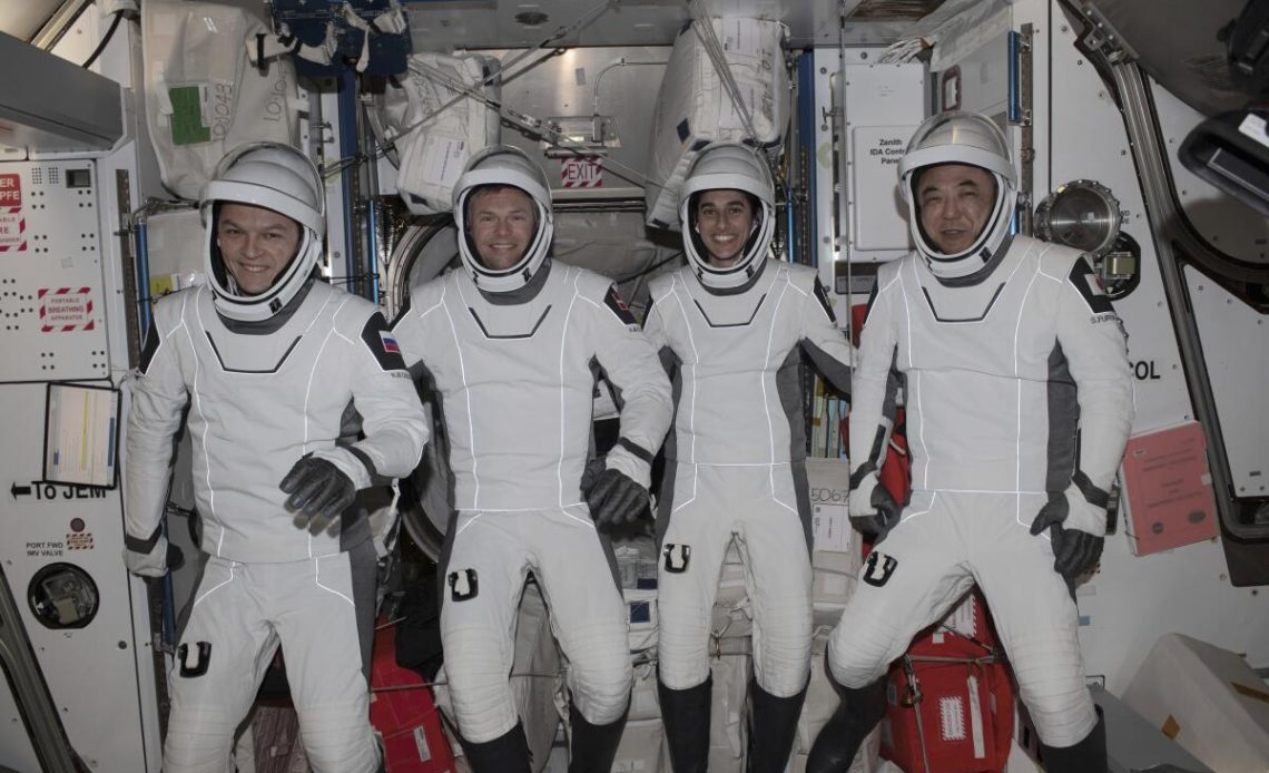 Astronautas de cuatro países regresan a la Tierra tras meses en órbita