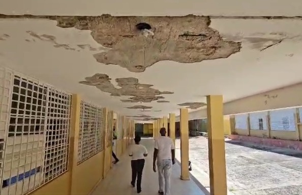 Denuncian vida de estudiantes está en riesgo ante deterioro de escuela en Samaná