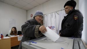 Los rusos abarrotan los colegios electorales en aparente protesta mientras Putin se dispone a extender su gobierno