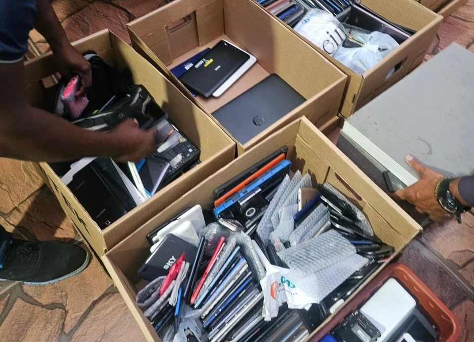 PN recupera 570 dispositivos electrónicos presuntamente robados en Villa Francisca; un detenido