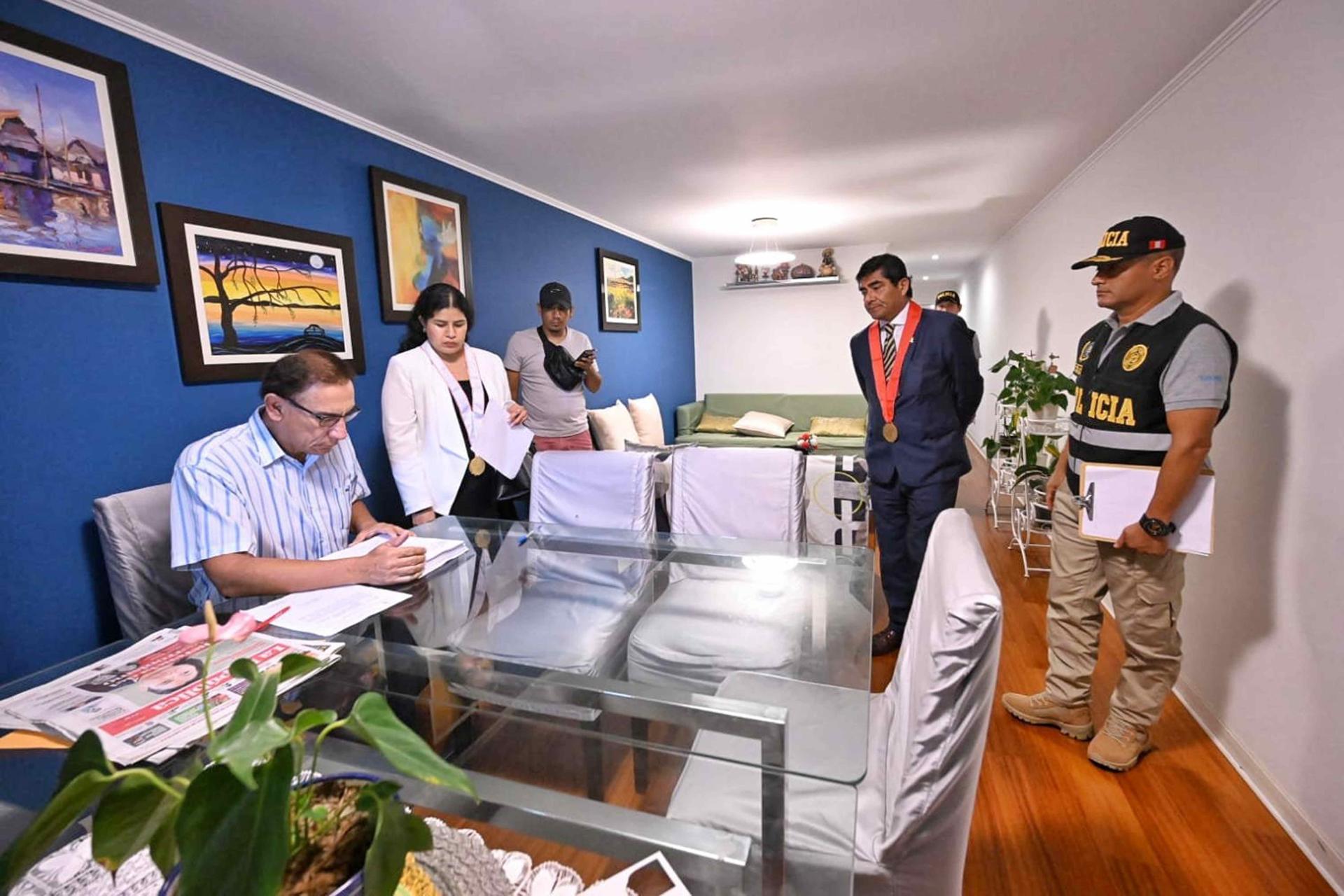 Allanan vivienda del expresidente de Perú, Martín Vizcarra