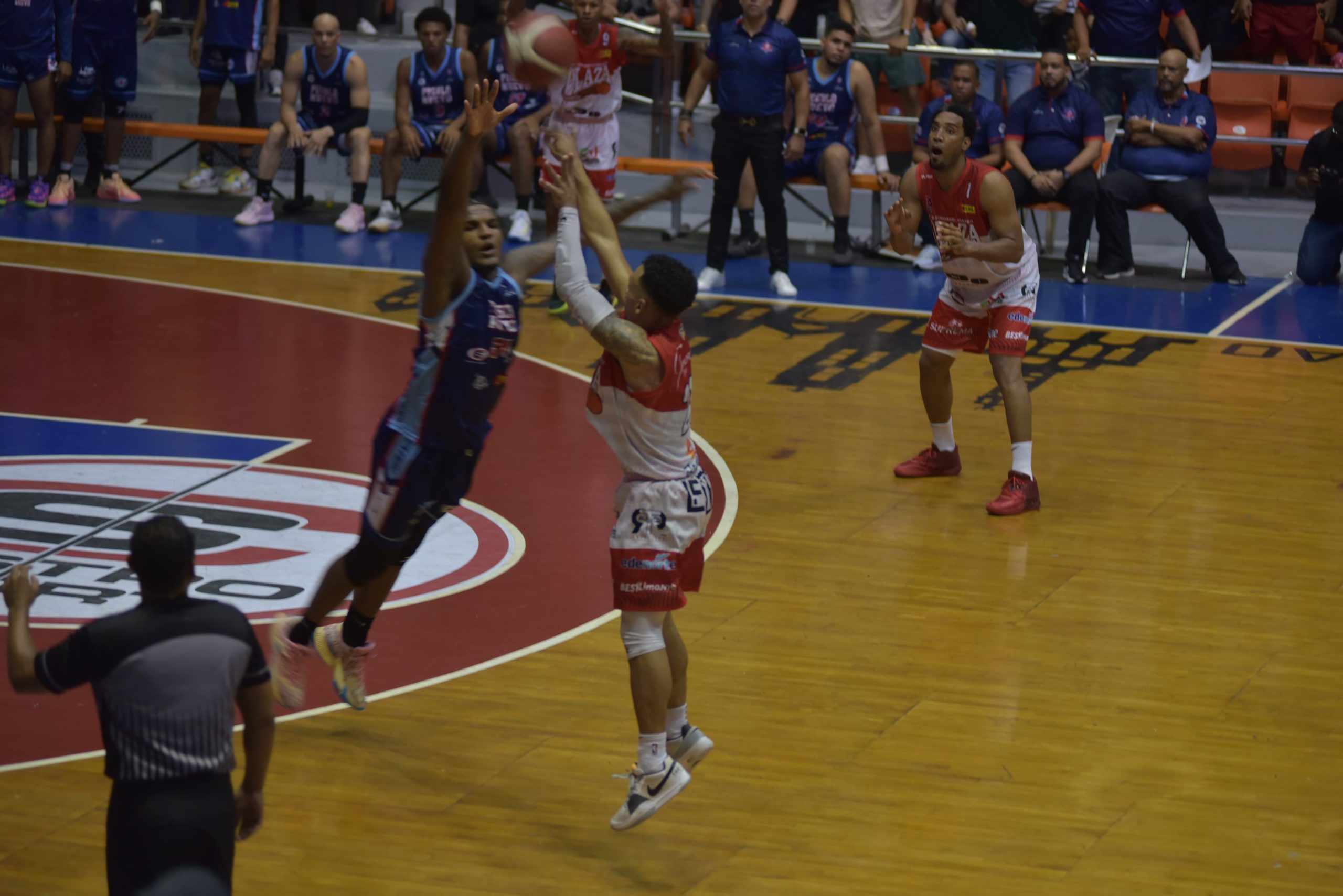 Avanza de manera excitante la final del Baloncesto Superior de Santiago