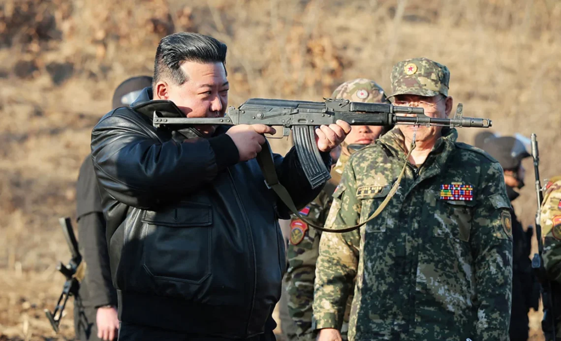 Kim Jong, supervisa artillería con capacidad de alcanzar a la capital de Corea del Sur