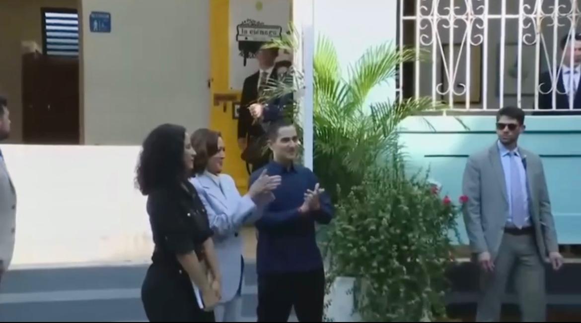 A ritmo de plena, jóvenes boricuas “bufean” a Kamala Harris en reciente visita a la isla