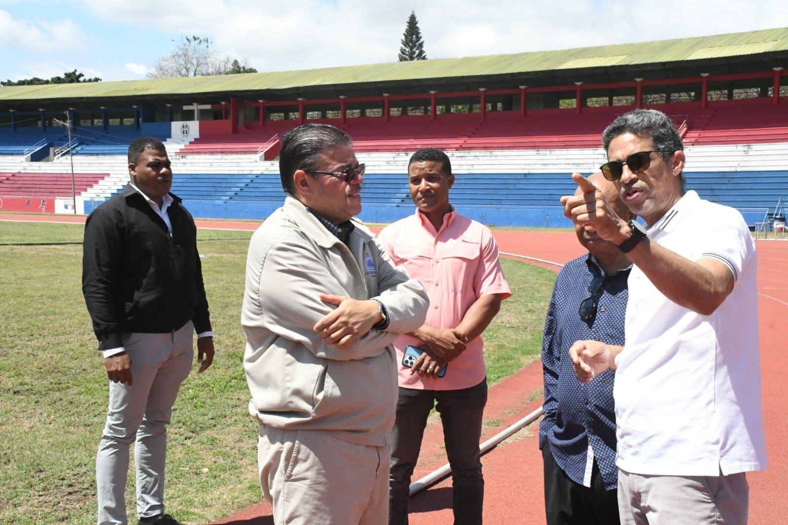 Ministro de Deportes supervisa trabajos de reconstrucción complejo de La Barranquita