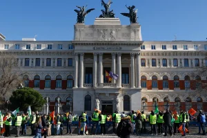 Madrid: Agricultores llegan en tractores en protesta por soluciones al campo 