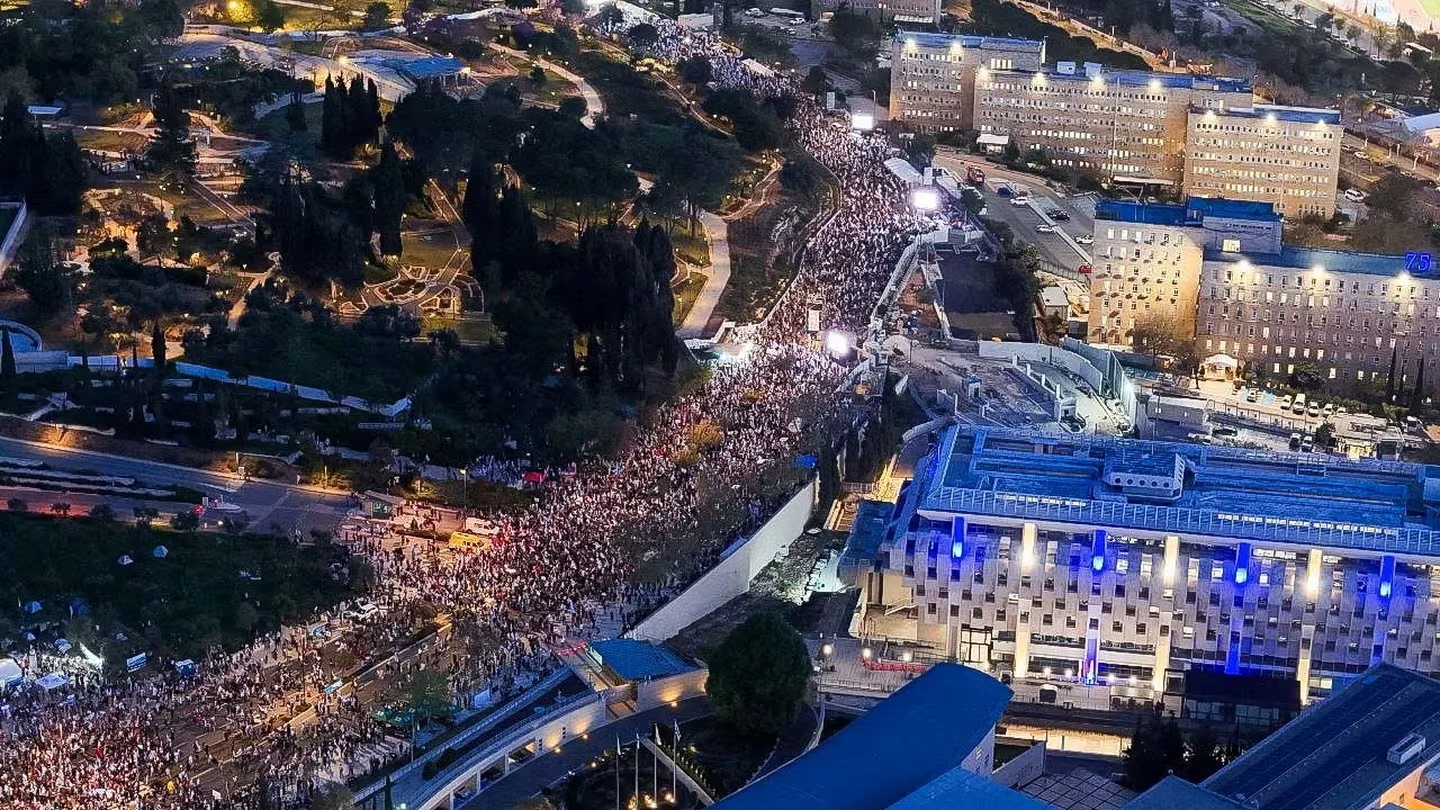 Más de 100,000 israelíes marchan en Jerusalén exigiendo liberación de los rehenes