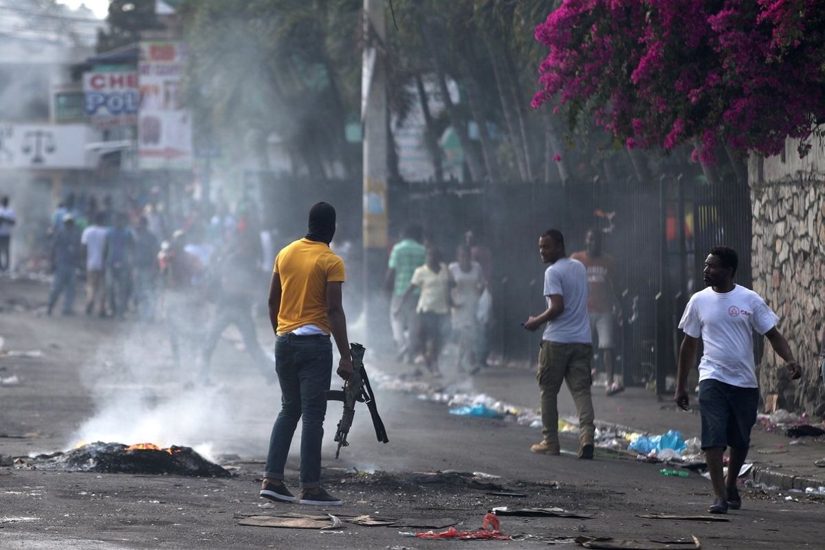 La Policía y las bandas libran intensos combates en el centro de la capital de Haití