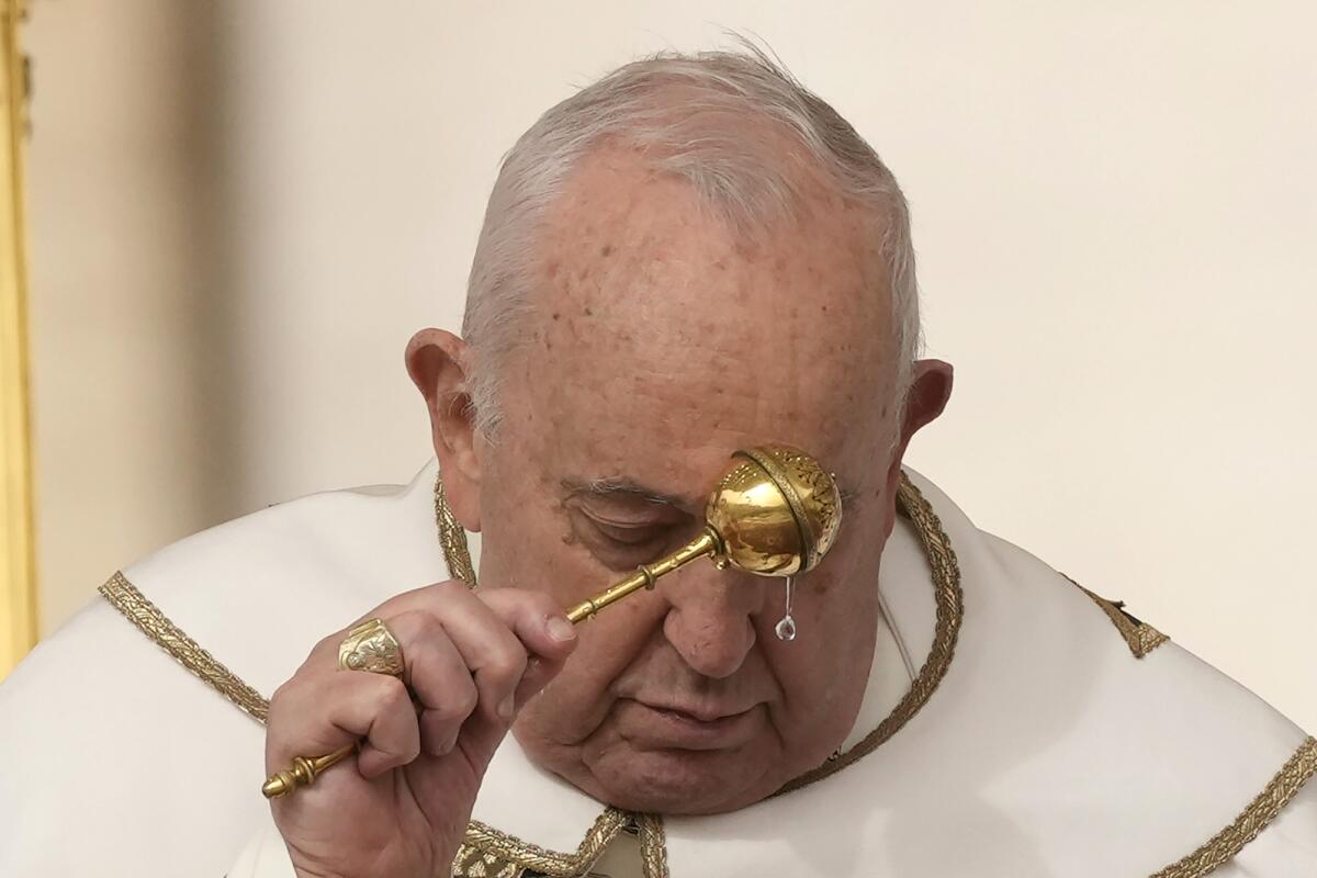 El papa preside misa del Domingo de Pascua pese a preocupaciones sobre su salud