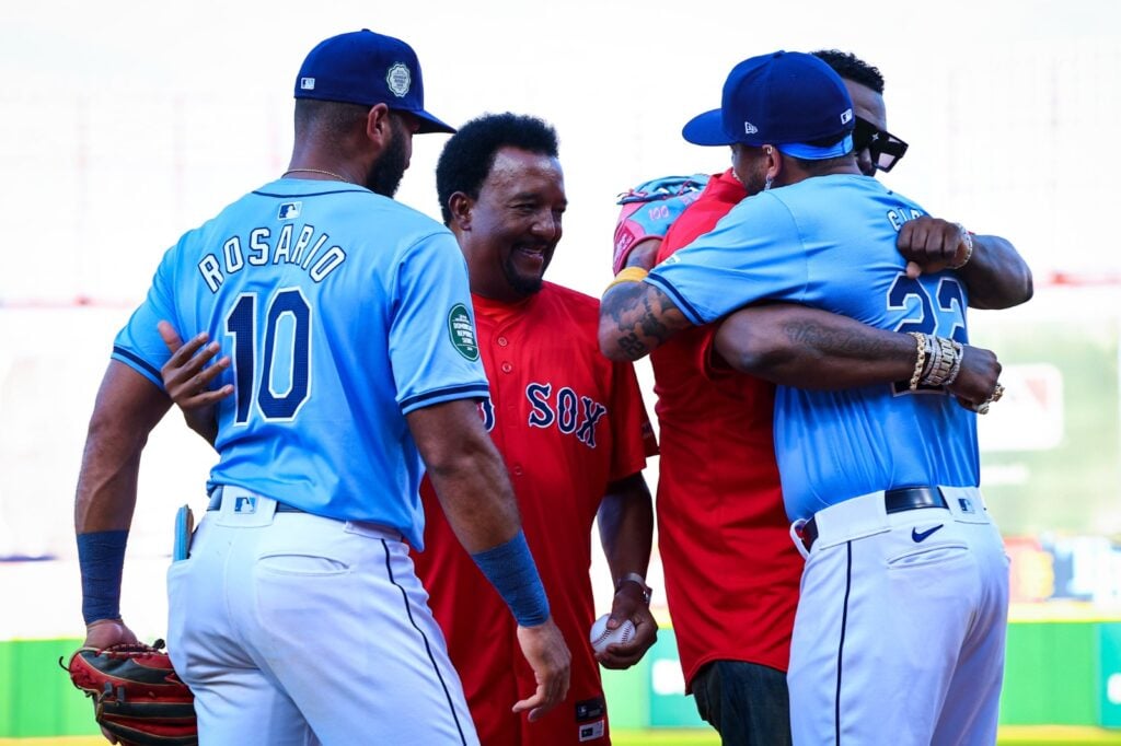 Peloteros dominicanos hicieron realidad el sueño de jugar en su país con serie Rays-Boston
