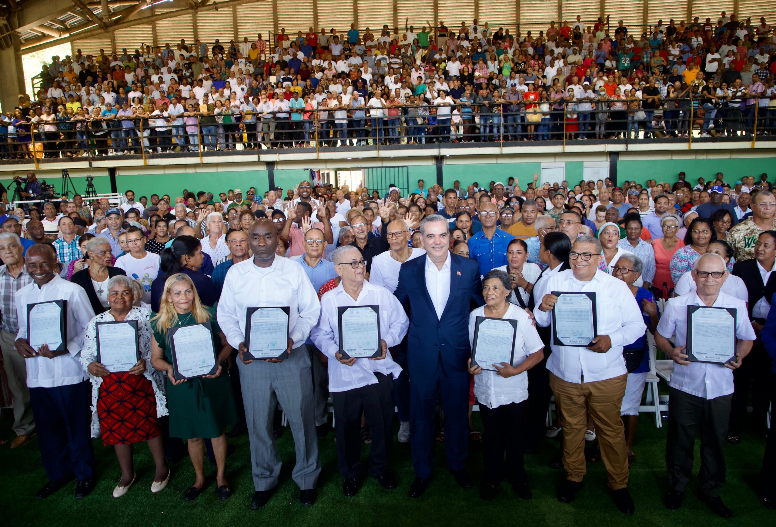 Gobierno entrega más de 3 mil títulos de propiedad en Hainamosa, SDE