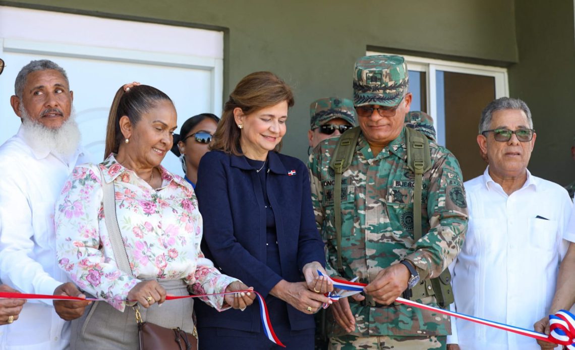 Vicepresidente Raquel Peña en inauguración de destacamento militar