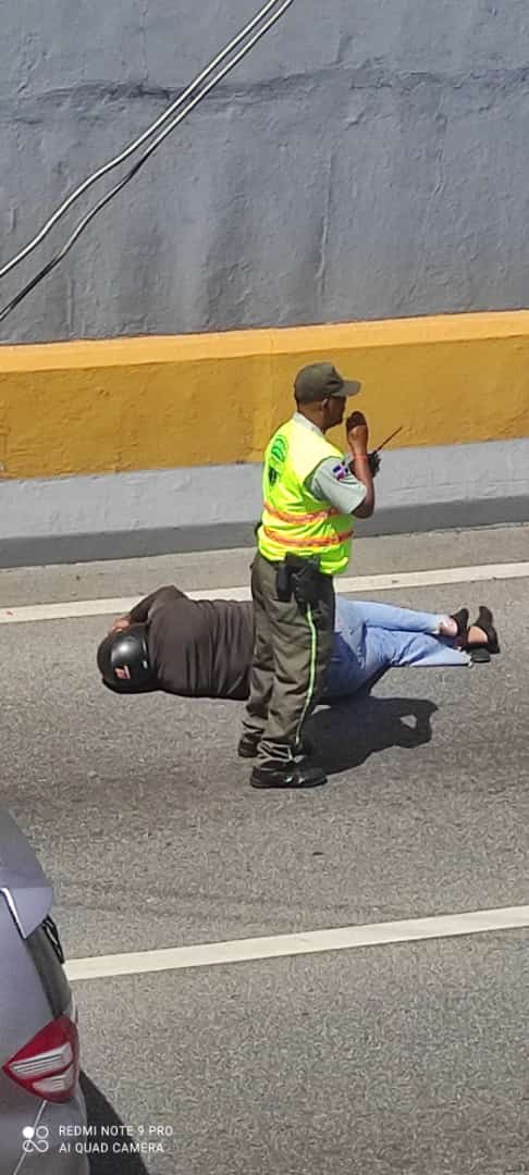 Conductor de Jeepeta batea a hombre hacia paso a desnivel de la Kennedy con Gómez