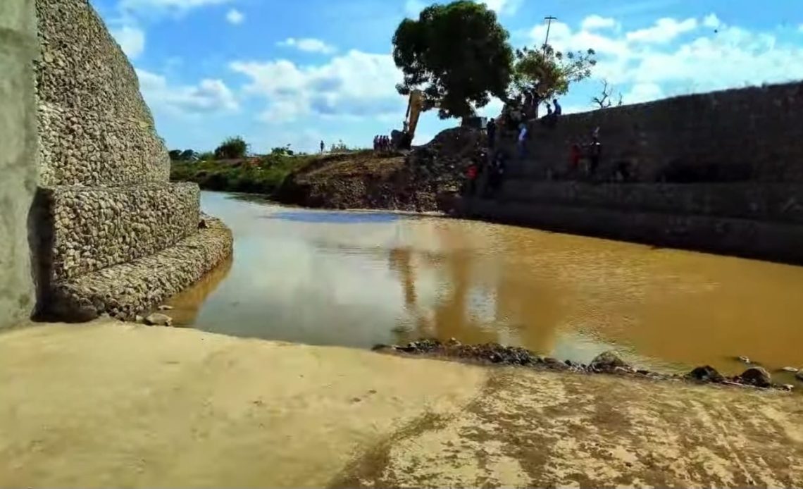 Haití abre canal de Juana Méndez y baja caudal del río Masacre