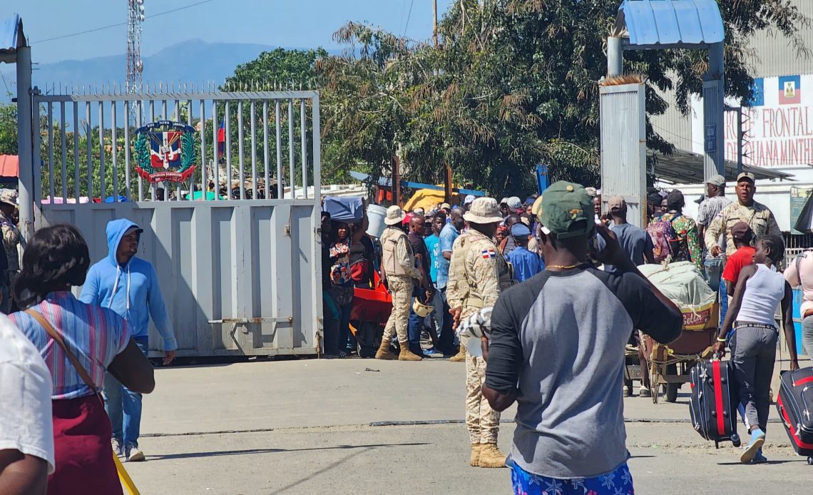 Extranjeros abandonan territorio haitiano por puntos fronterizos dominicanos