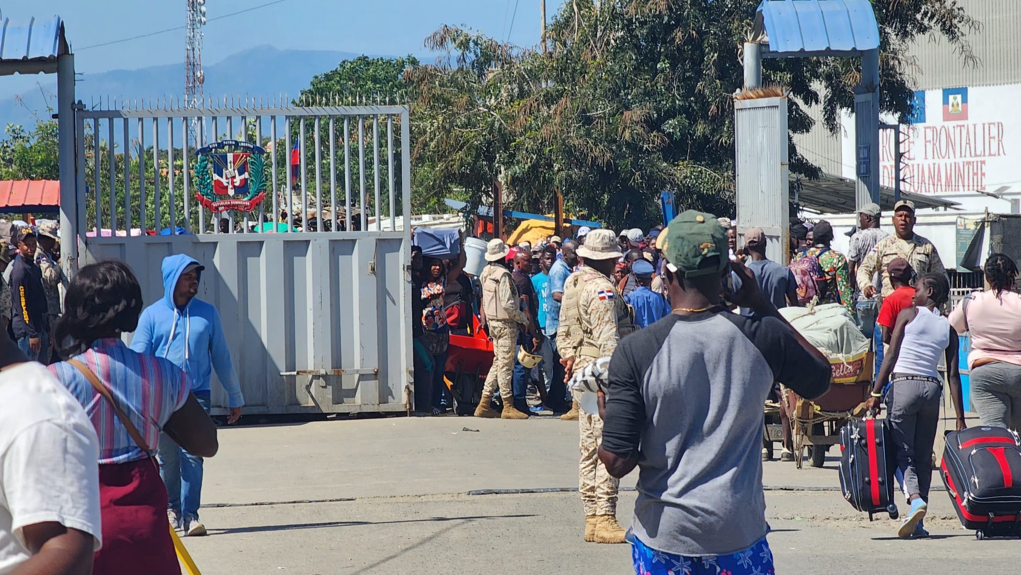 Extranjeros abandonan territorio haitiano por puntos fronterizos dominicanos