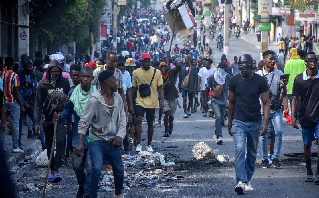 En Haití: Evacúan 10 personas atrapadas por la violencia