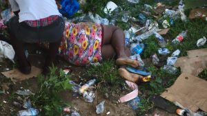 Cae haitiana del puente fronterizo y sufre varias heridas
