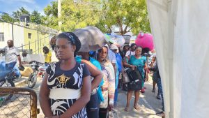 haitianos entrando a la frontera